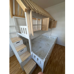 stapelbed huisje met speelruimte voor kinderen