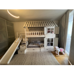 Speelbed met trap en glijbaan – slapen en spelen gecombineerd