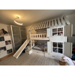 Kinderbed met verdieping, trap en glijbaan – speels en functioneel