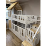 Holz-Etagenbett mit Treppe, Dach und Babybereich – Familienbett