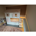 speelbed met glijbaan en veilige slaapruimte boven