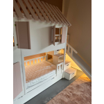 stapelbed met gesloten bovenbed en glijbaan kinderkamer