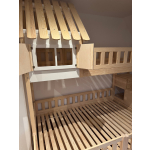 familiebed met trap en dak design