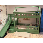 kinder stapelbed met trap en glijbaan in kinderkamer