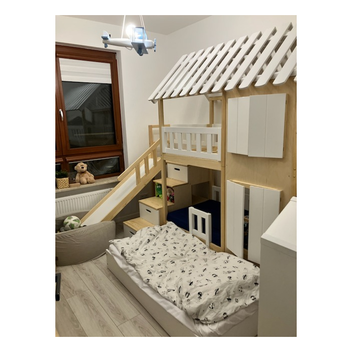 stapelbed voor 3 kinderen met trap in kinderkamer