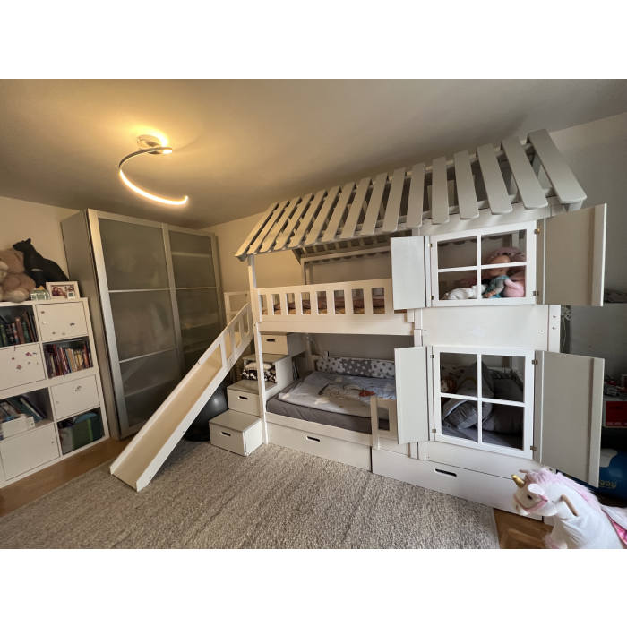 Kinderbed met verdieping, trap en glijbaan – speels en functioneel
