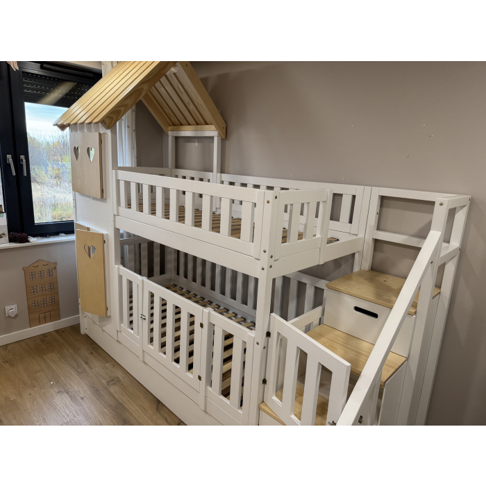 Etagenbett mit Treppe, Dach und Platz für Baby