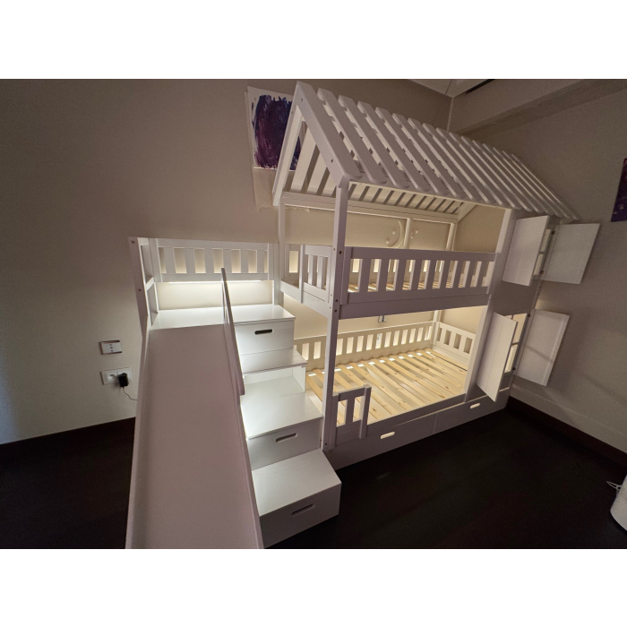 kinder hoogslaper met trap en glijbaan met LED verlichting