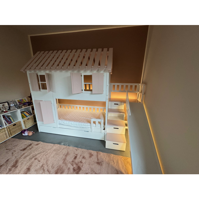 speelbed met glijbaan en veilige slaapruimte boven