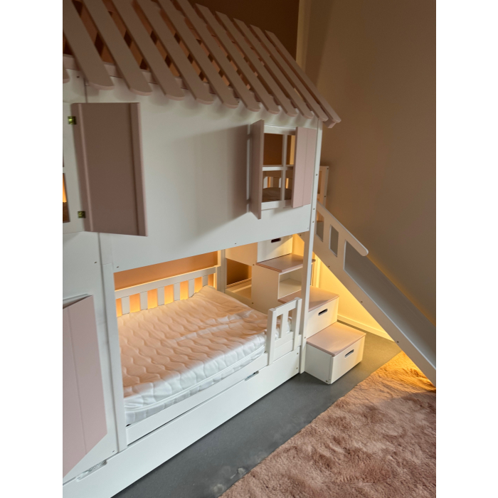 stapelbed met gesloten bovenbed en glijbaan kinderkamer