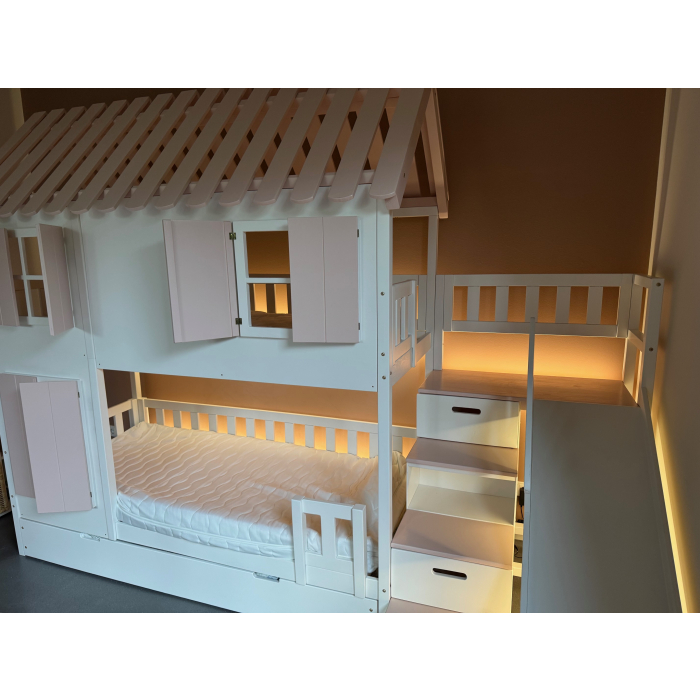 veilig stapelbed met trap en glijbaan en gesloten bovenbed