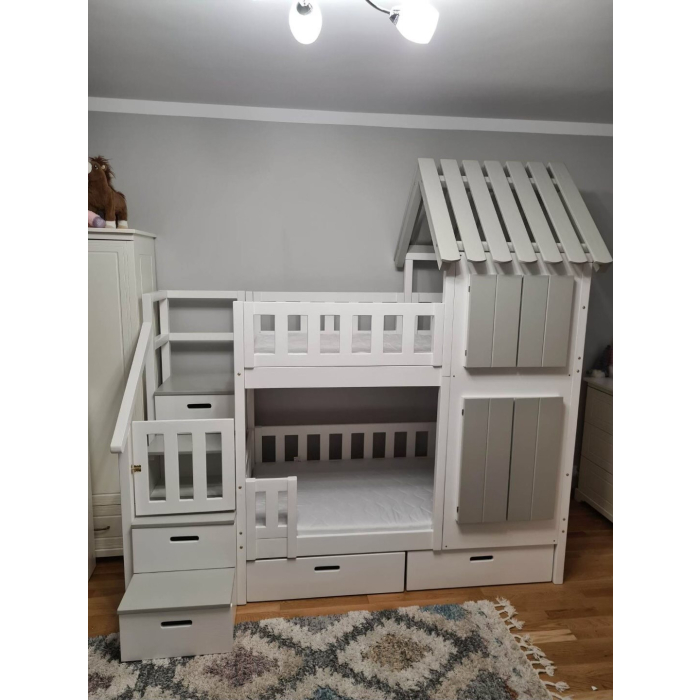 Stapelbed met trap en baldakijn