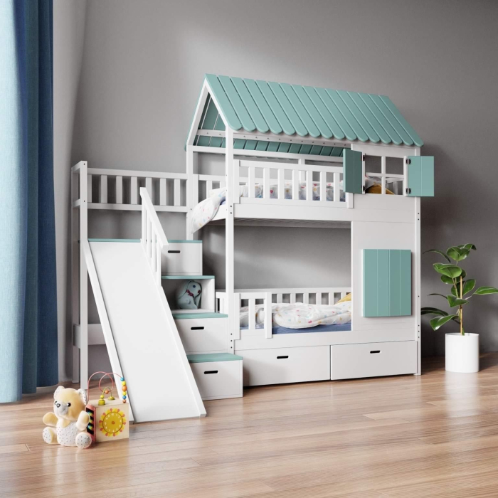 Houten stapelbed met trap, glijbaan, dak, ramen en luiken voor kinderen