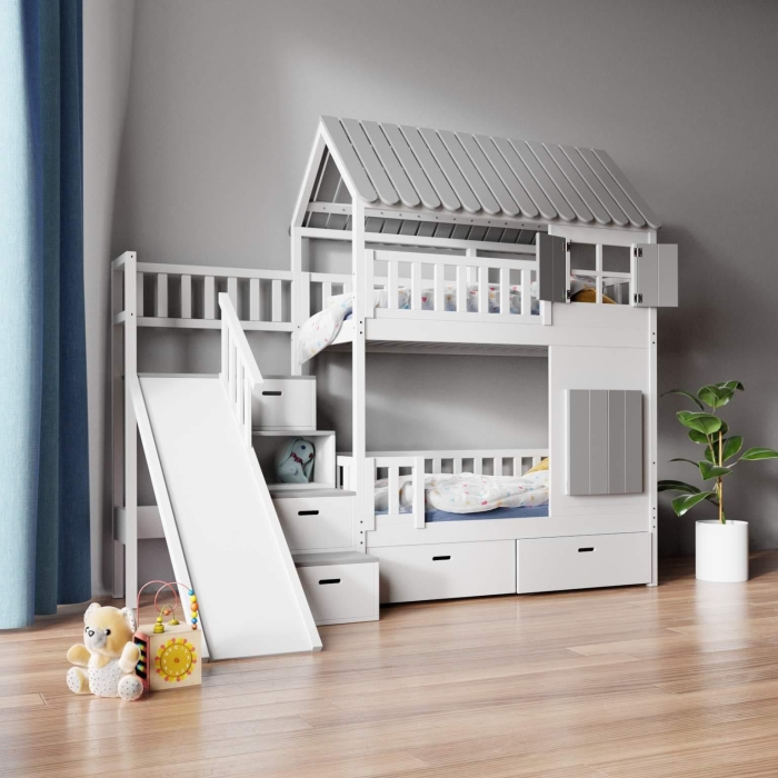 Kinder stapelbed met trap, glijbaan en dak in huisvorm