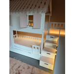 stapelbed met glijbaan en hoge veiligheidswanden voor kinderen